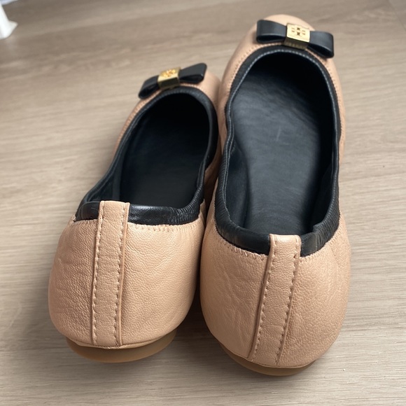 New in box Tory Burch Eddie flats in Camellia Pink and black - Picture 5 of 7